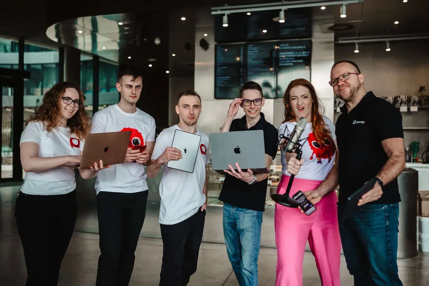 Tým Qvampu s notebooky, tabletem a mikrofonem